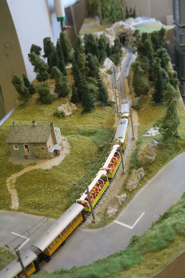 Le train passe les Passages et arrive sur le Bois des Joncs